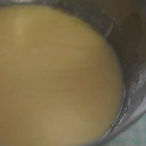 pirog-na-jogurte-s-yablokami-i-klyukvoj-hrustyashchej-posypkoj-prostoj-recept-domashnej-vypechki-s-poshagovymi-foto