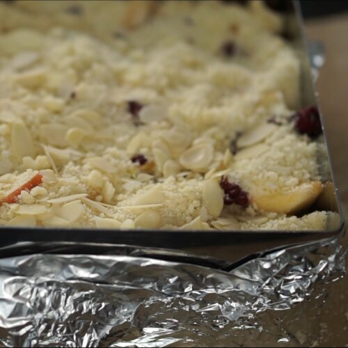 pirog-na-jogurte-s-yablokami-i-klyukvoj-hrustyashchej-posypkoj-prostoj-recept-domashnej-vypechki-s-poshagovymi-foto pirog-na-jogurte-s-yablokami-i-klyukvoj-hrustyashchej-posypkoj-prostoj-recept-domashnej-vypechki-s-poshagovymi-foto
